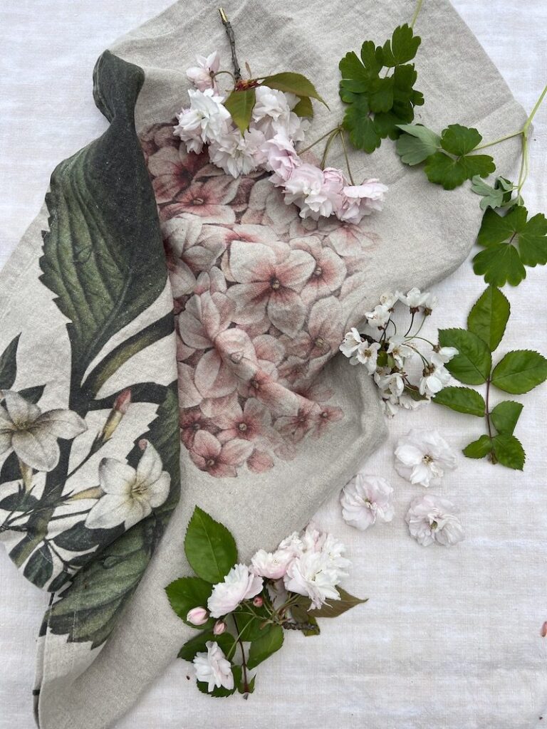 Floral Table Runner MFCH Boutique French Products
