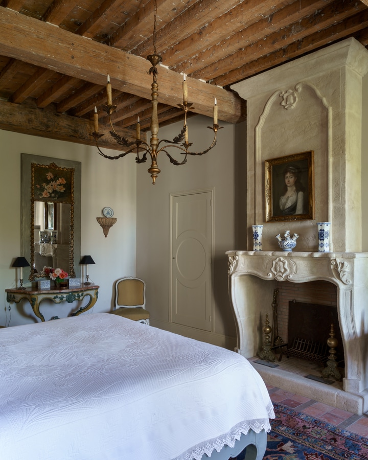Chandelier in bedroom : MFCH French Bedroom Design Inspiration