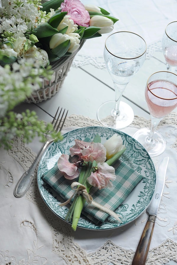 flowers on napkins - Spring tablescape