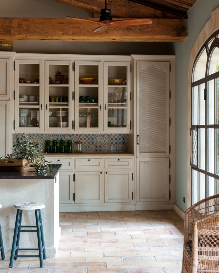 Provençal kitchen with white cabinets and patterned tiles - French Kitchen Inspiration