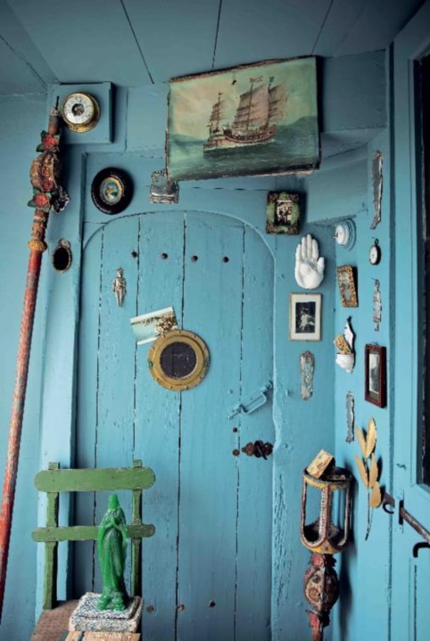 Blue wooden door with nautical decor - MFCH French Coastal Interior Design Inspiration